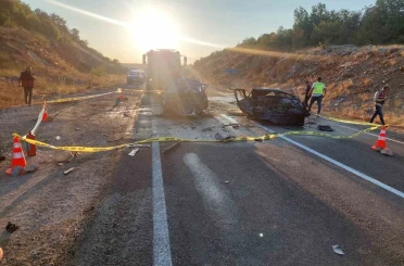 Kafa kafaya çarpışan iki otomobil alev aldı: 3 ölü, 5 yaralı 