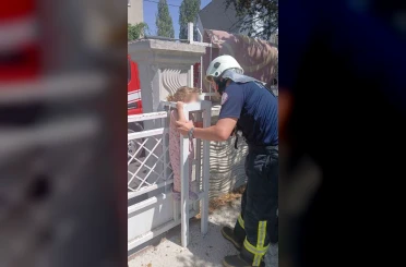 Kafası kapıya sıkışan 4 yaşındaki çocuğun imdadına itfaiye yetişti 