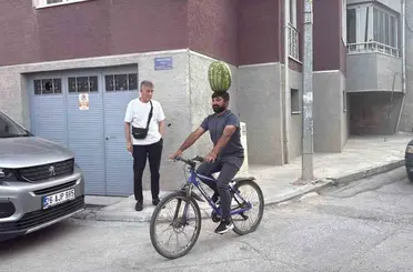 Kafasında 40 kiloluk karpuz varken bisiklet sürüyor, halay çekiyor, koşuya katılıyor
