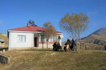 Kahraman öğretmenler devamsızlık yapan öğrenciler için köy köy geziyor 