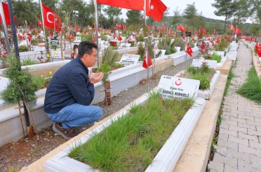 Kahramanmaraş deprem mezarlığında hüzünlü bayram 