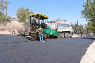 Kahramanmaraş’ta asfalt işçileri bunaltıcı sıcağa rağmen mesaisini sürdürüyor 