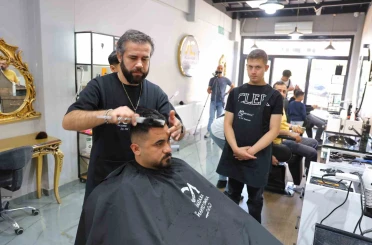 Kahramanmaraş’ta bir berber özel bireye meslek kapısı açtı 