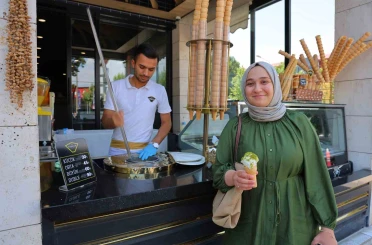 Kahramanmaraş’ta havaların ısınmasıyla Maraş dondurmasına ilgi arttı 
