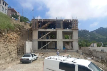 Kahramanmaraş’ta inşaattan düşen işçi ağır yaralandı 