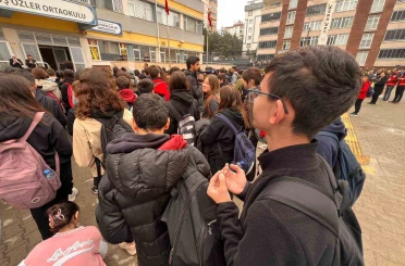 Kahramanmaraş’ta öğrenciler, saldırıda hayatını kaybedenler için dua etti