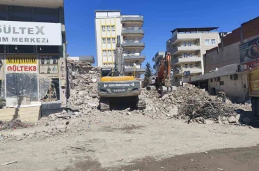 Kahta’da yıkım molozları esnafı mağdur ediyor 