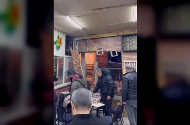 Kahvehanenin duvarları parçalansa da oyunlarına devam ettiler 