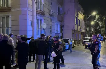 Kalabalık gruba laf attı, dayak yedi: Silahı çekip yanlışlıkla kendini vurdu

