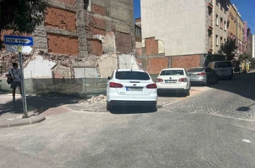 Kaldırım değil adeta park alanı 