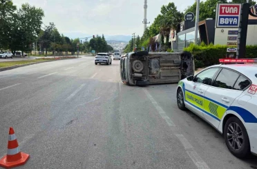 Kaldırıma çarpan araç takla attı: 2 yaralı 