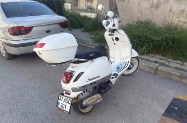 Kaldırıma çarpan motosikletin sürücüsü yaralandı 