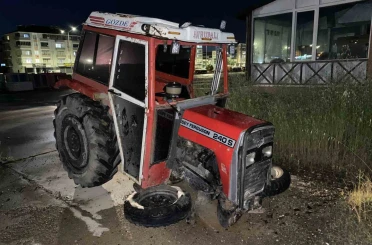 Kaldırıma çıkan traktör ağaca çarptı 