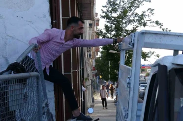Kaldırıma park edilen kamyonet trafiği kilitledi, yol esnafın aracı itmesiyle açıldı 