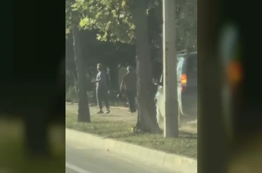 Kaldırımdan ilerleyen hafif ticari araç yayaların canını tehlikeye attı 