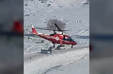 Kalp krizi geçiren vatandaş karlı yola inen ambulans helikopterle hastaneye kaldırıldı