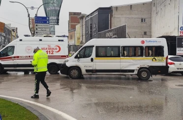Kamyon ile servis minibüsü çarpıştı 4 kişi yaralandı 