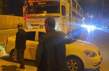 Kamyon otomobili sürükledi 
