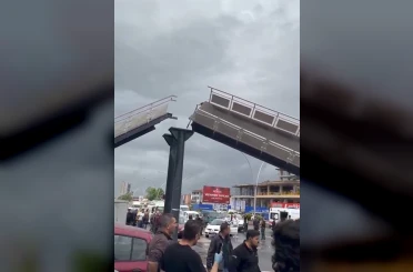 Kamyon üst geçide çarptı: 3 yaralı 