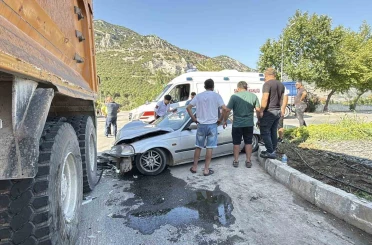 Kamyona arkadan çarpan genç sürücü yaralandı 