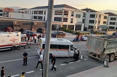 Kamyona arkadan çarpan servisin sürücüsü ağır yaralandı 