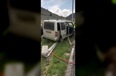 Kamyonet bariyerlere çarptı: 5 yaralı 