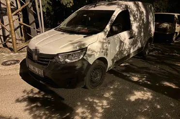 Kamyonet çift taraflı park edilen yolda bir araca çarpıp, bir otomobilin de aynasını kırdı
