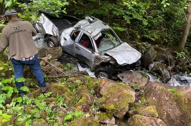 Kamyonet dereye yuvarlandı: 1 ölü, 1 yaralı 