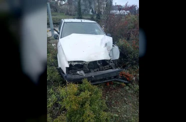 Kamyonet ile çarpışan otomobildeki 3 kişi yaralandı 