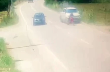 Kamyonet ile motosiklet böyle çarpıştı: 1 ağır yaralı 