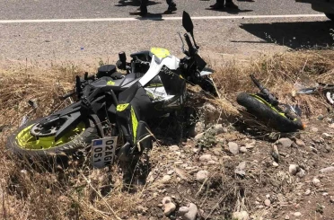 Kamyonet ile motosiklet çarpıştı: 1’i ağır 2 yaralı 