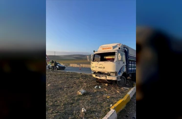 Kamyonet ile otomobil çarpıştı 6 kisi yaralandı