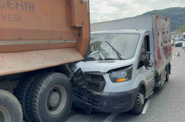 Kamyonet kamyona arkadan çarptı: 1 yaralı 