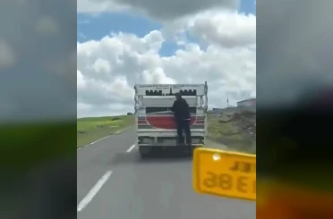 Kamyonete tutunarak kilometrelerce yol aldı 