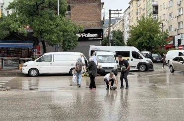 Kamyonetin arka kapağı açılınca karpuzlar yola saçıldı 