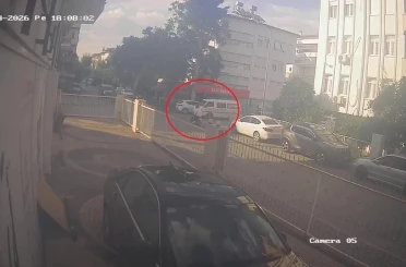 Kamyonetle çarpışan motosikletin sürücüsü kazayı kask sayesinde kazayı hafif sıyrıklarla atlattı 