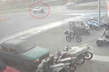 Kamyonetle çarpışıp motosikletiyle 25 metre sürüklendi, kask sayesinde hayata tutundu 