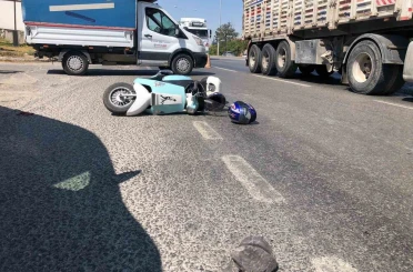Kamyonetle çarpışmamak için manevra yapan motosiklet devrildi, 2 kişi yaralandı 