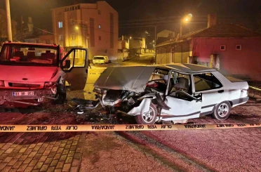 Kamyonetle otomobil çarpıştı, 3 kişi yaralandı 