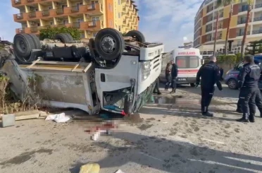 Kamyonun arkadan çarptığı çöp kamyonu devrildi: 1’i ağır 3 işçi yaralandı 