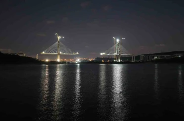 Kanal İstanbul’un ilk köprüsü geceyi aydınlatıyor