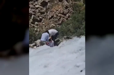 Kanispi Şelalesi’nde korku dolu anlar: Akıntının ortasında kalan çocuk son anda kurtarıldı 