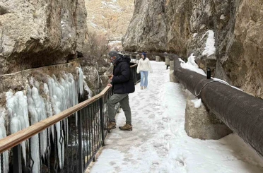 Kanyonda oluşan devasa buz sarkıtlarının boyu 5 metreyi aştı 
