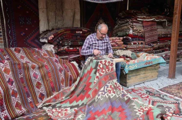 Kapadokya’da eski halılar ustaların elinde yeniden hayat buluyor 