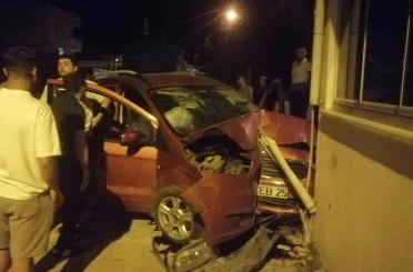Kapaklı’da alkollü sürücü bina duvarına çarptı: 2 yaralı 