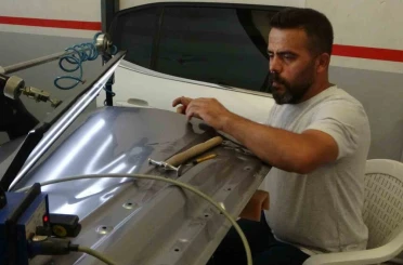 Kaporta ustası torpil ve balonla göçük düzeltiyor 