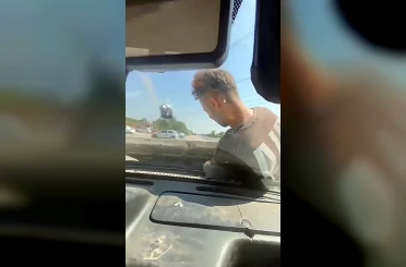 Kaput üzerinde giderek motoru kontrol ettiler 