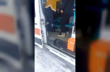 Kar engeline takılan ambulansa karayolları ekipleri yetişti 