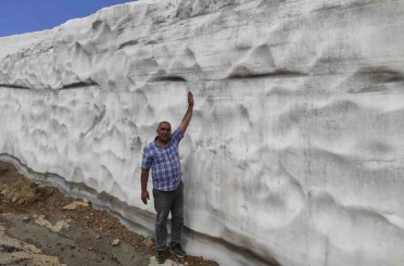Kar kalınlığının 5 metreyi bulduğu Mereto Dağı’na bahar yeni geldi 
