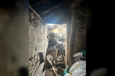Kar nedeniyle ev ve ahır çöktü 